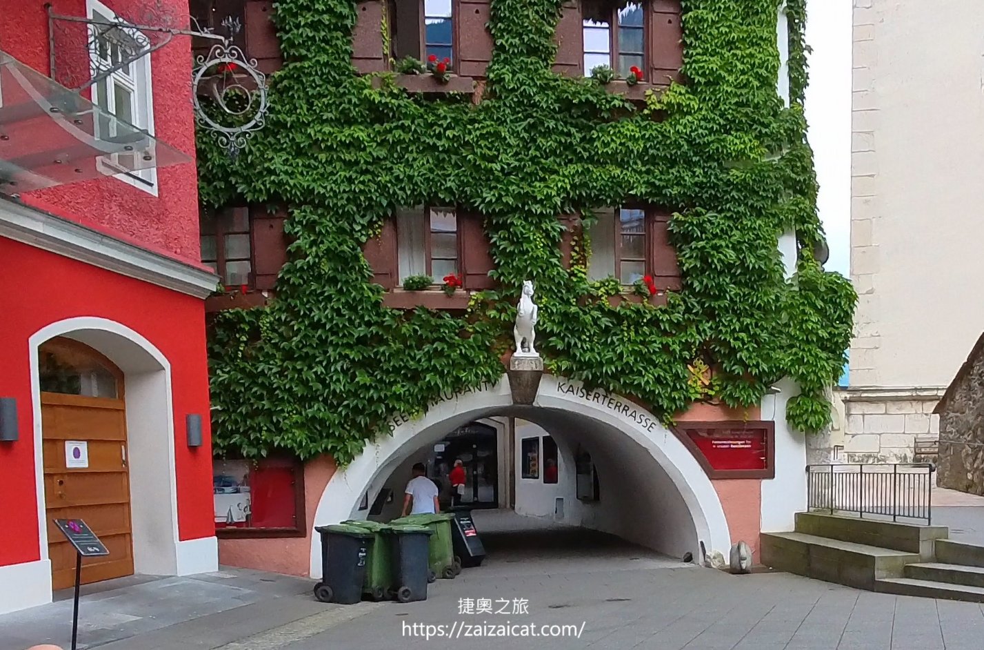 飯店旁拱門
