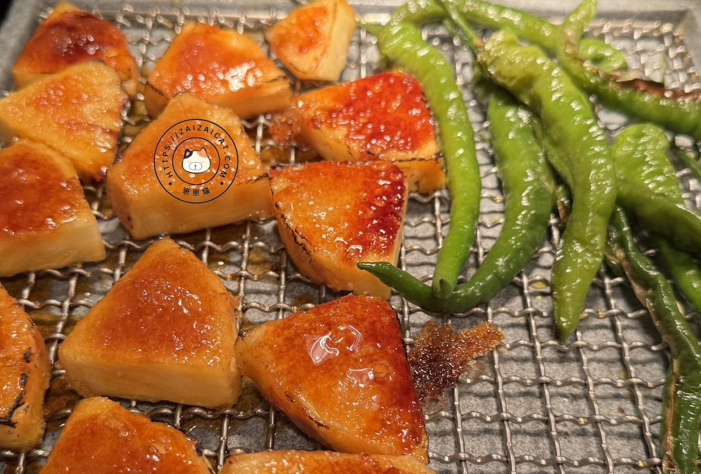 炙燒焦糖鳳梨(左) 糯米椒(右)