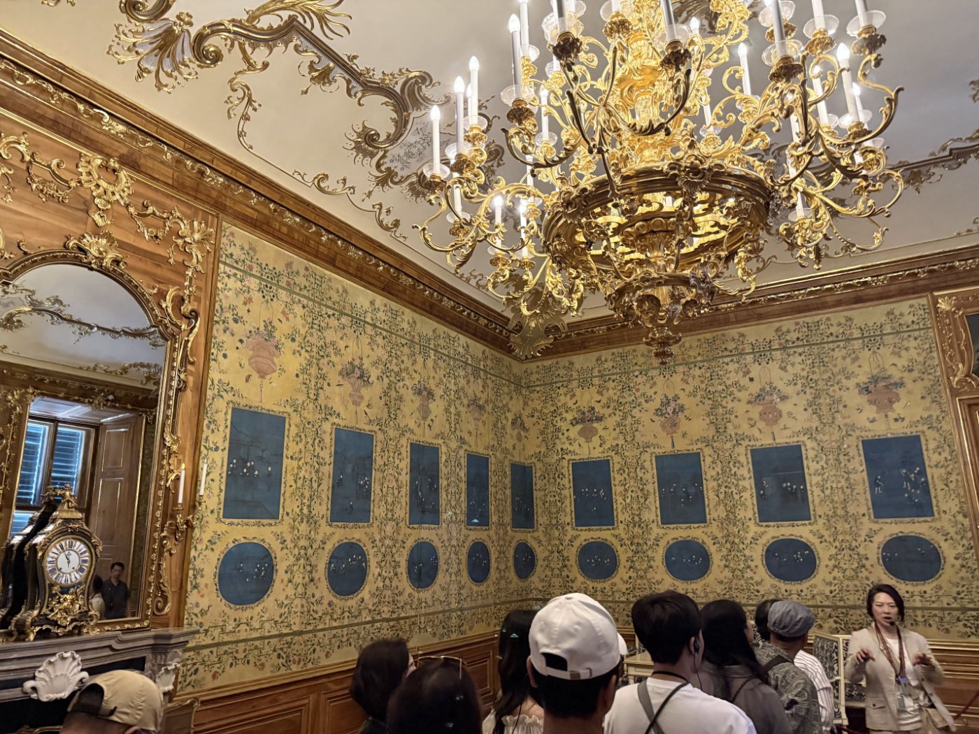 大藍色中國沙龍（Blue Chinese Salon）裝飾有中國風格的壁紙和藝術品