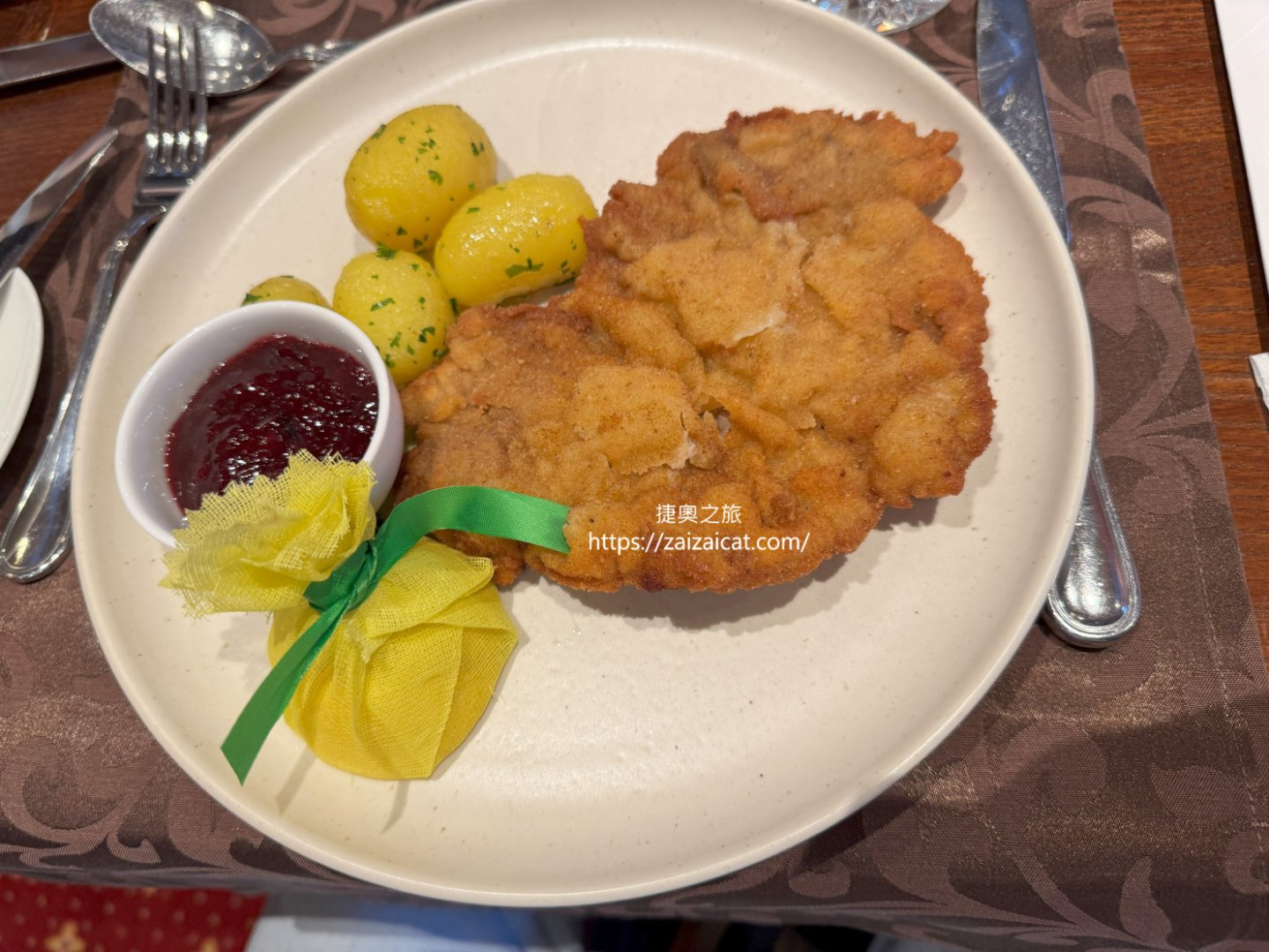 男生排料理，肉顯老，旁邊是果醬