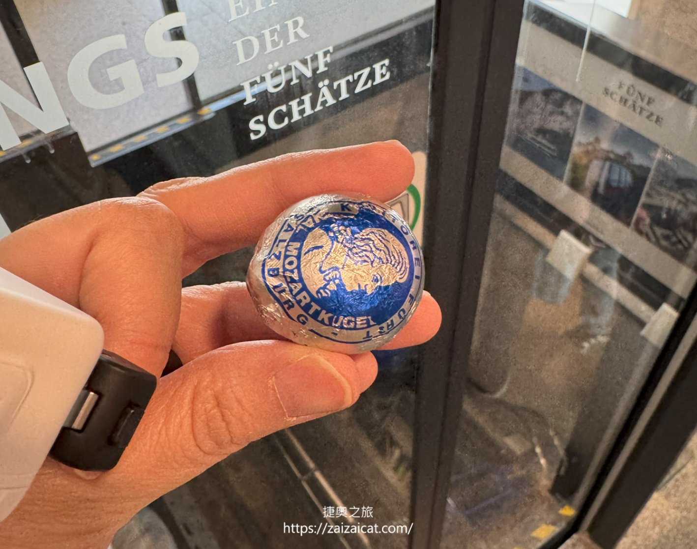 銀藍色包裝的莫札特巧克力